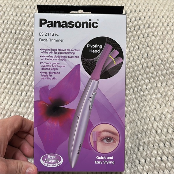 BNIP Panasonic facial trimmer with pivoting head. Great for eyebrows. - Picture 1 of 4